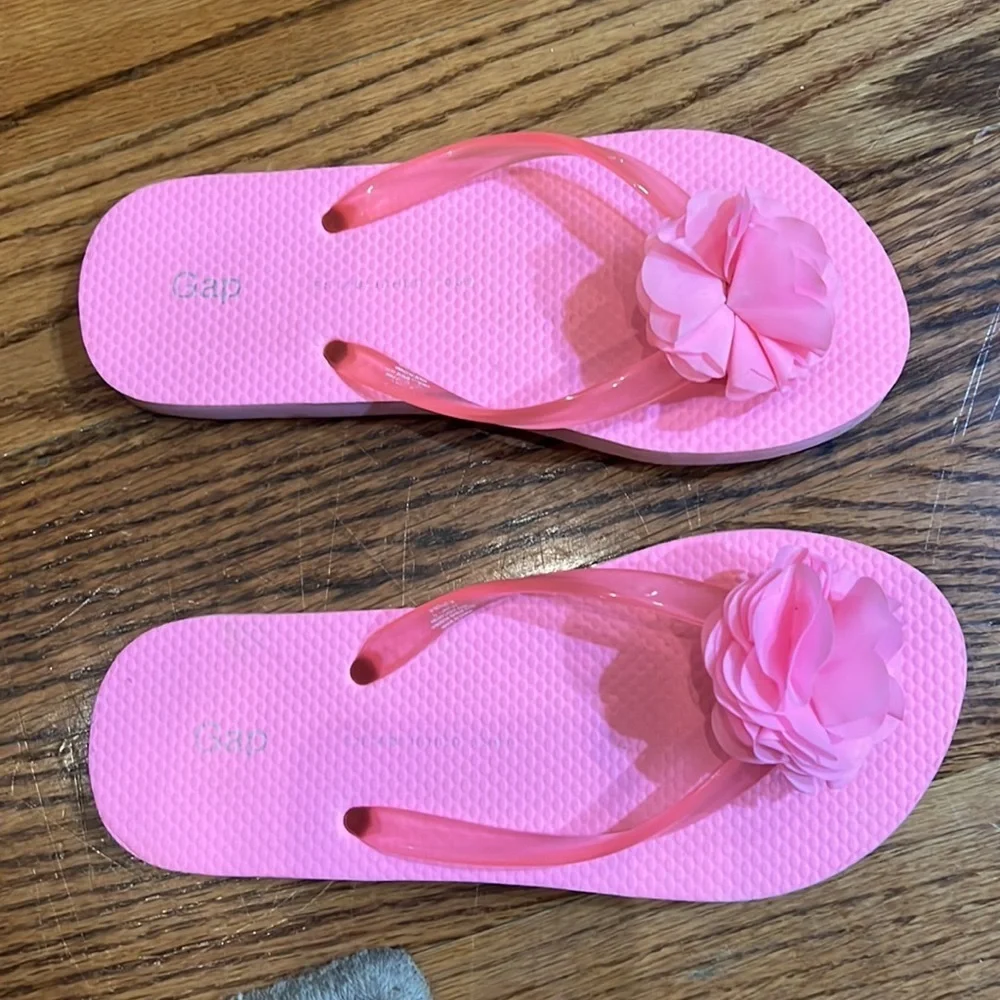 Gap kids pink flip flops with rose detail size 3.